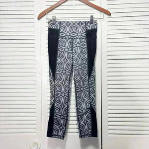 Athleta Women Mixed Geo Chaturanga Capri Black and White Leggings Size XXS